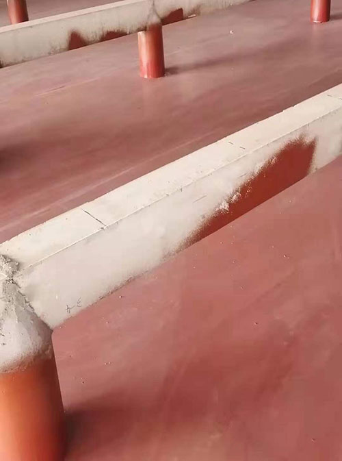 猪舍地坪喷涂聚脲材料防水耐磨喷涂机(图2) 猪舍地坪喷涂聚脲材料防水耐磨喷涂案例